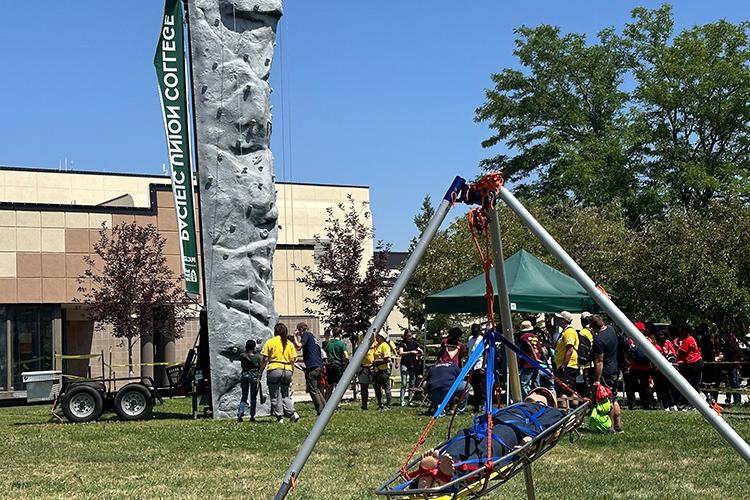 举办的 Makes Its Mark at the International Pathfinder Camporee, Witnesses God’s 存在 Amidst Storms and Setbacks